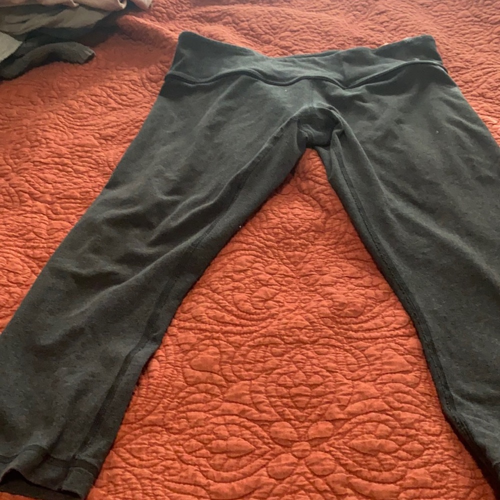 Lulu reversible Capri leggings